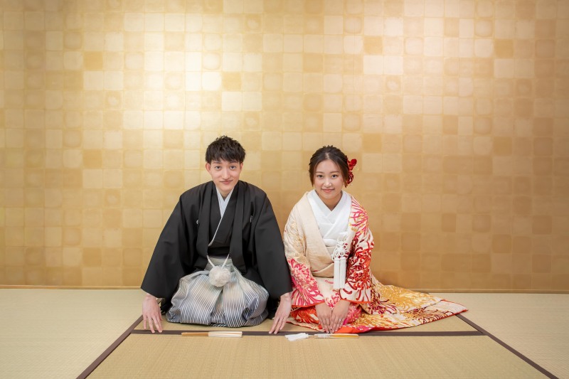 和装の定番、正座のお辞儀ショット。