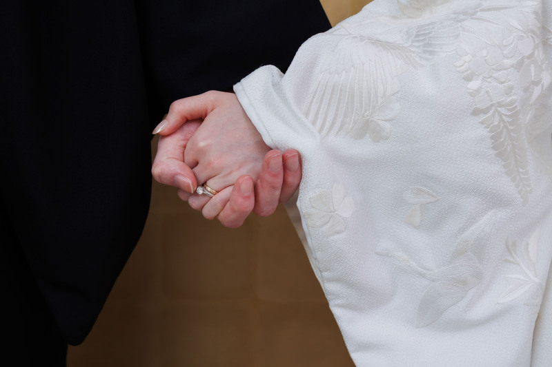 手を取り合って