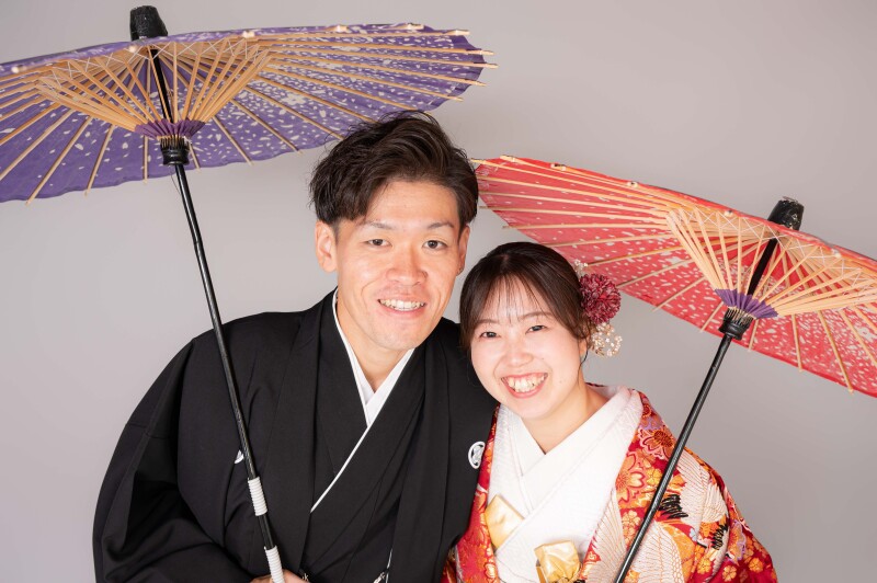 番傘を使って顔を寄せて