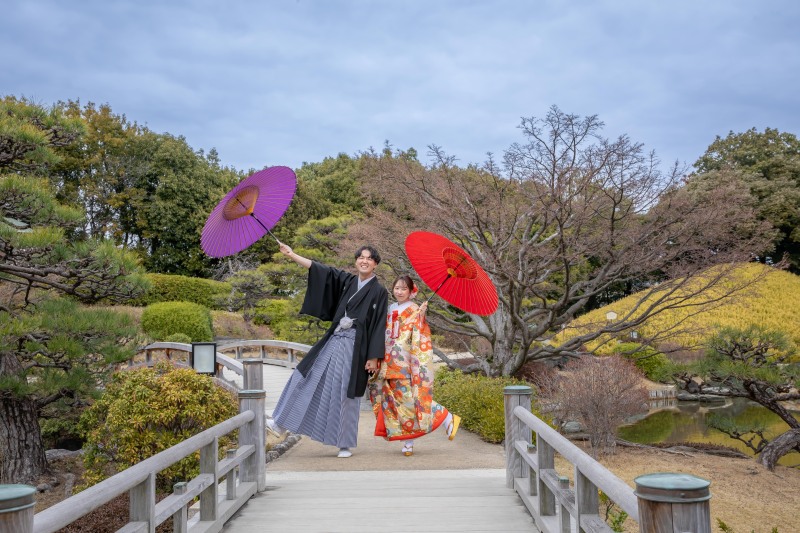 日本庭園の橋の上で