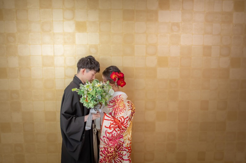 大きなブーケでお顔を隠した遊び心のある一枚。和装でも&ldquo;可愛い&rdquo;をしっかり表現できるカットです。