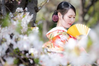 桜を背景に、凛とした表情を引き立てたソロカット。自然光を活かし、爽やかで印象的な雰囲気に仕上げました。かっちりしすぎず、今っぽさも感じられる一枚です。