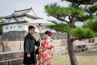 和装の美しさが引き立つ番傘ショット。光の向きや立ち位置にこだわり、落ち着いた雰囲気の中で凛とした表情を引き出しました。情緒ある背景とともに、和の魅力を丁寧に残した一枚です。