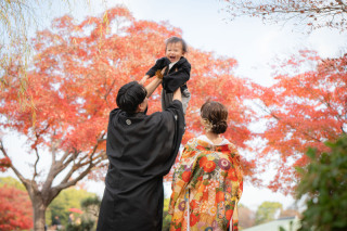 お子様のペースを大切にしながら、自然な笑顔やご家族らしい温かい瞬間を残します。撮影も楽しい思い出に。