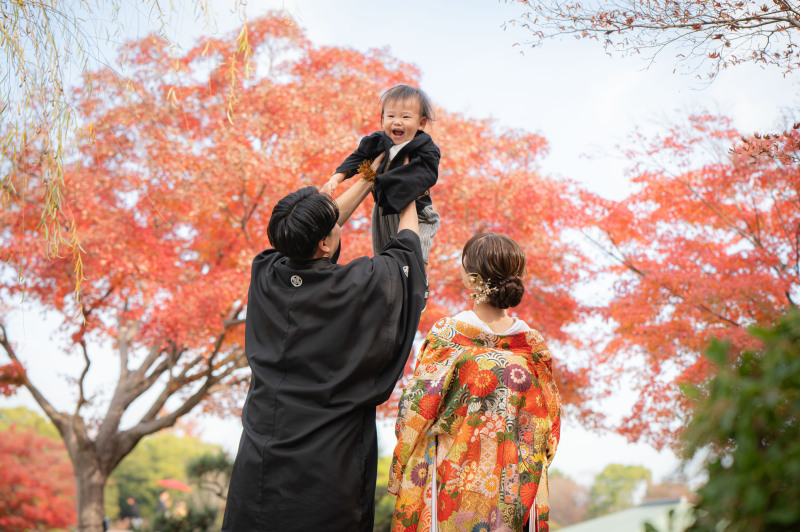お子様のペースを大切にしながら、自然な笑顔やご家族らしい温かい瞬間を残します。撮影も楽しい思い出に。