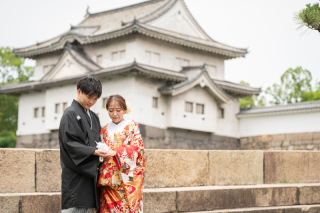 お手元に目線を落としてのショットも