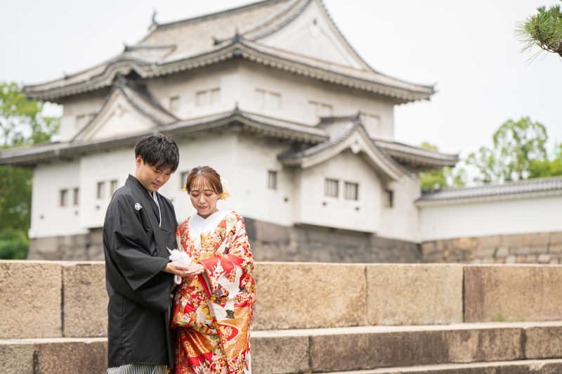 お手元に目線を落としてのショットも