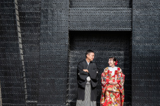 格式ある門を背景に、姿勢や所作まで整えた王道カット。構図とバランスを意識し、きちんと感のある一枚に仕上げました。ご家族にも安心して見ていただける、正統派の記念写真です。