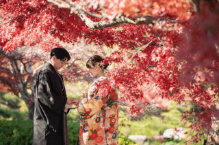 季節の彩りを背景に、お二人がより美しく映える一枚を。自然の景色を活かした印象的なロケーション撮影が得意です。