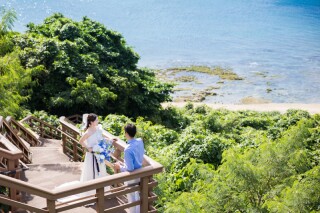 ビーチをバックに