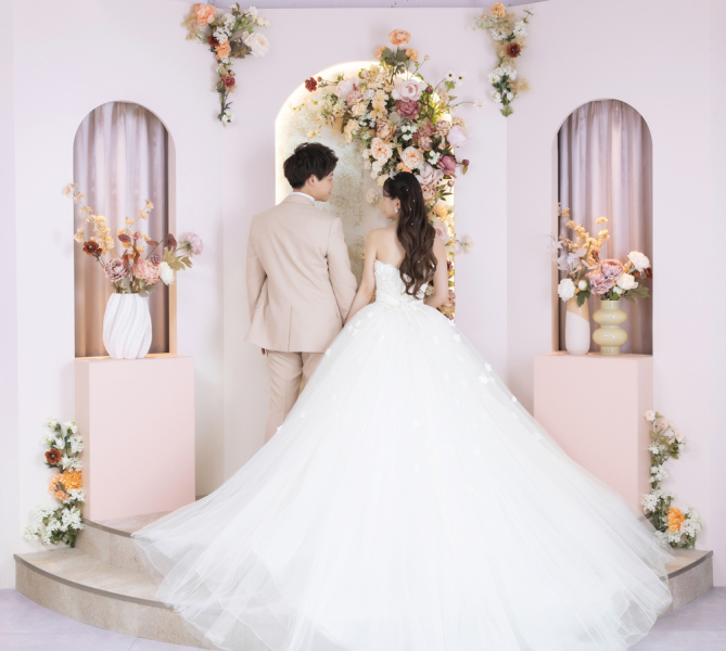 トレーンが映えるお花の背景♡