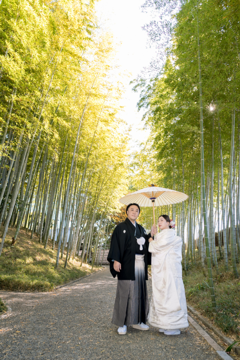 竹林に佇む、おふたりの晴れ姿