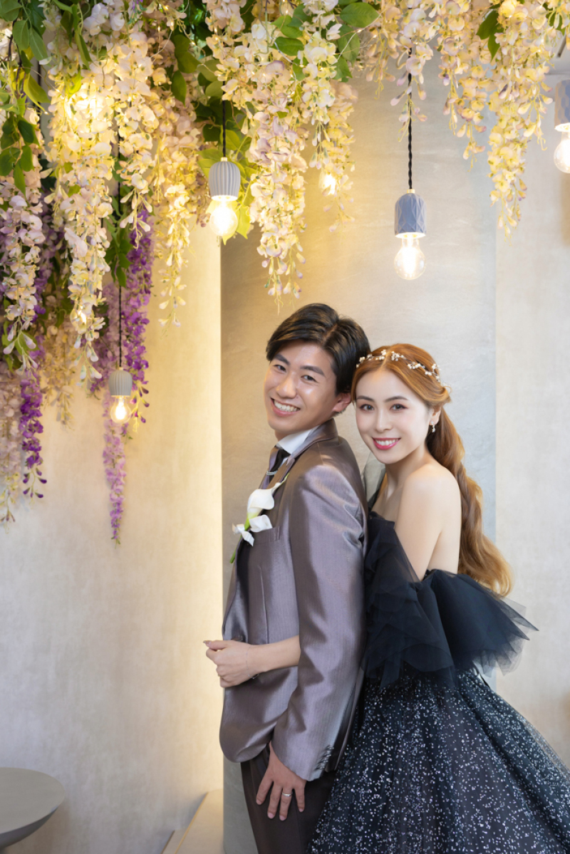 藤の花に囲まれてバックハグ♡