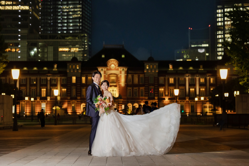 駅舎をバックに・・・