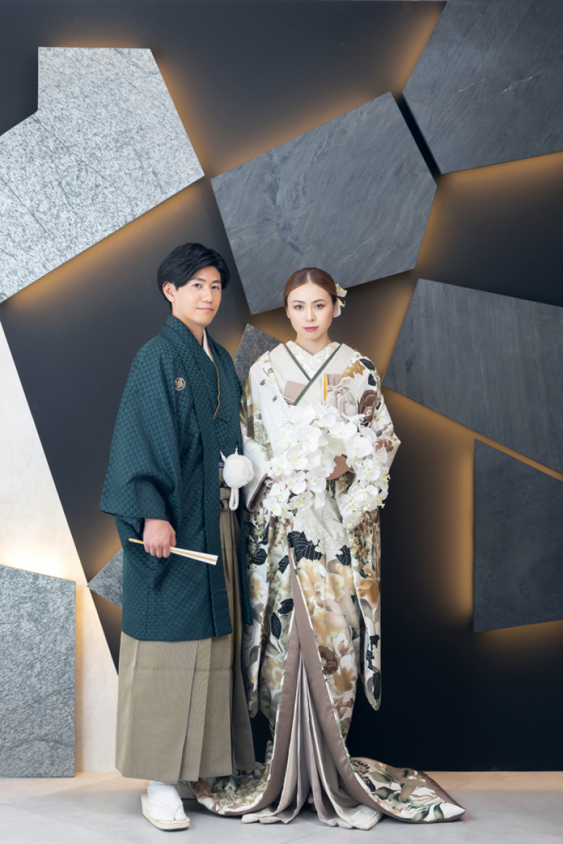 ストーンの背景に映える和装姿