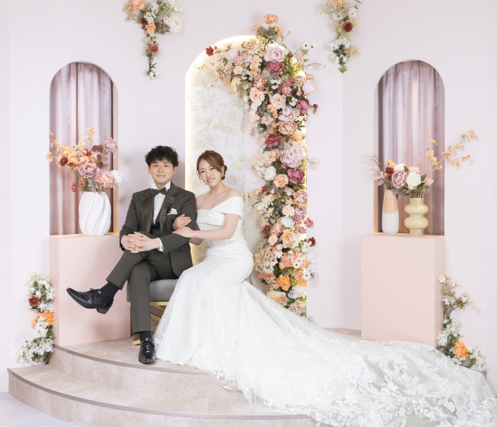 色鮮やかなお花の前で
