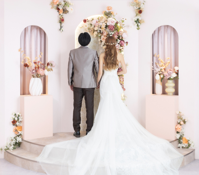 お花に囲まれて手をつなぐお二人