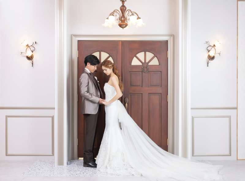 扉の前でロマンチックなワンシーン