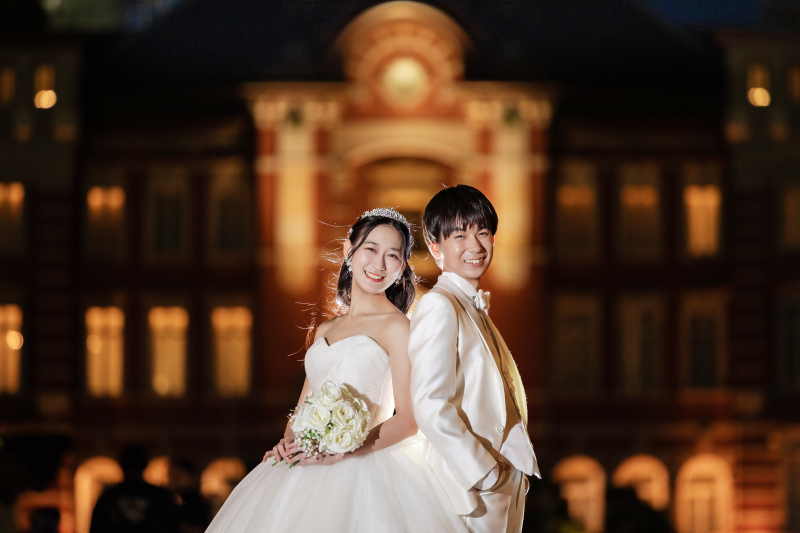 東京駅の前で、背中合わせの笑顔ショット☆