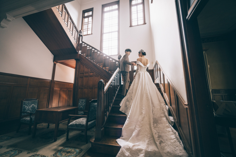 歴史ある厳かな館内でのショット