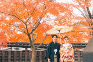 鮮やかに染まる紅葉を背景に！