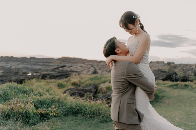 抱き上げで溢れる笑顔