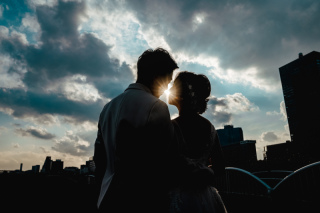 夕景をバックに＊