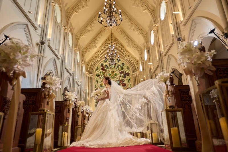 挙式でも使われるリアルチャペルで、特別な一枚を