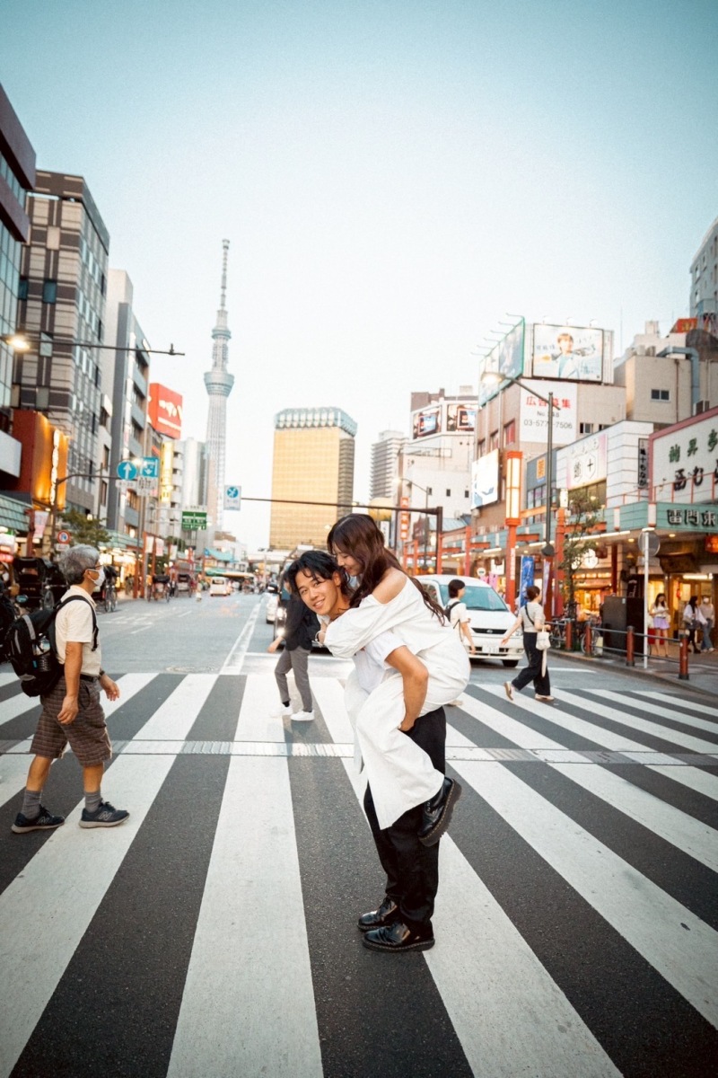 お二人らしいポージングとマッチする背景を探して。