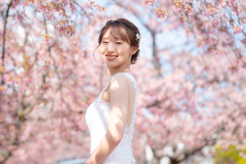 寒桜をバックに