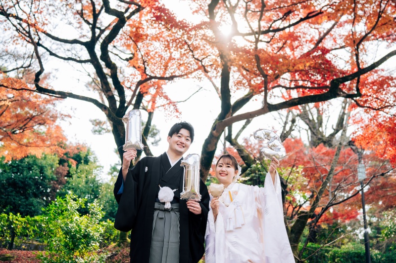 紅葉に包まれた記念日を祝うひととき