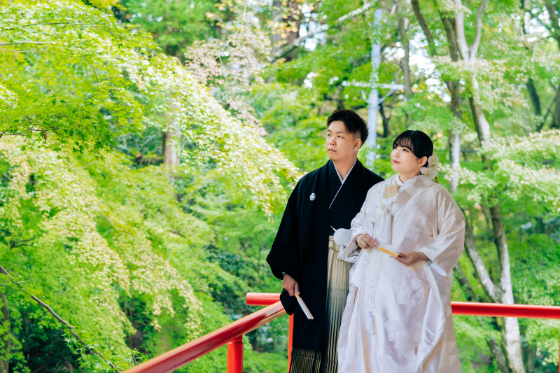 新緑と赤い欄干に映える和装ロケーションフォト