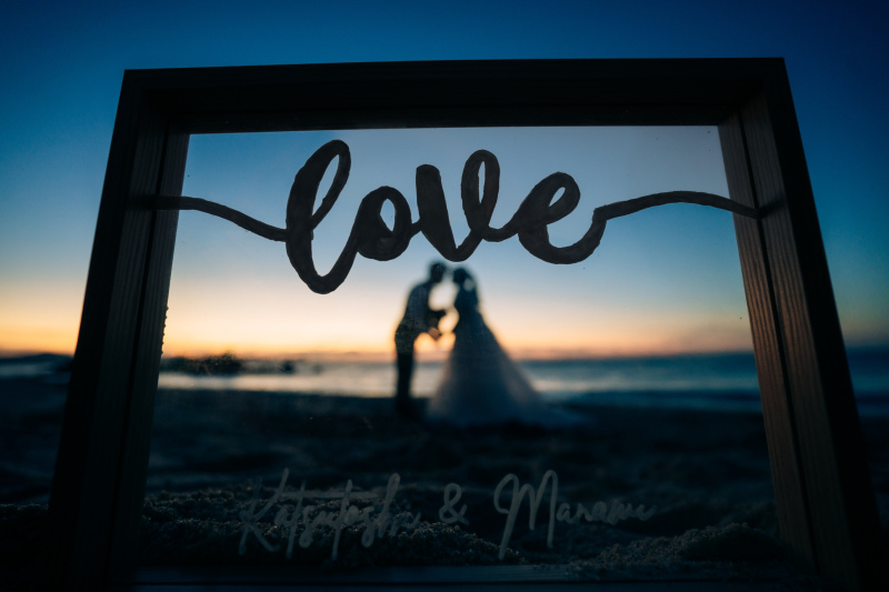 夕焼けの“LOVE”フレーム越しに誓うシルエット