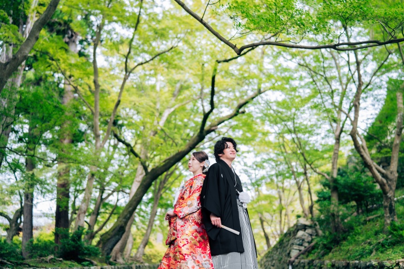 木々に包まれて、背中合わせのふたり