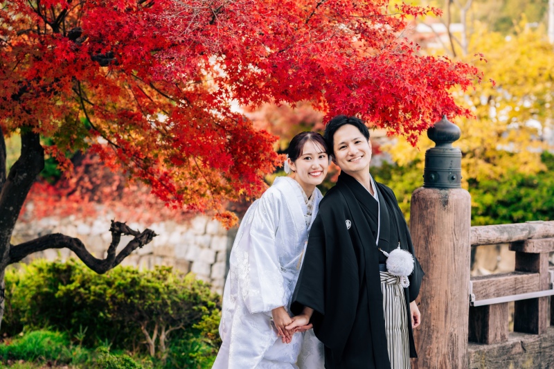 紅葉に包まれた幸せの笑顔