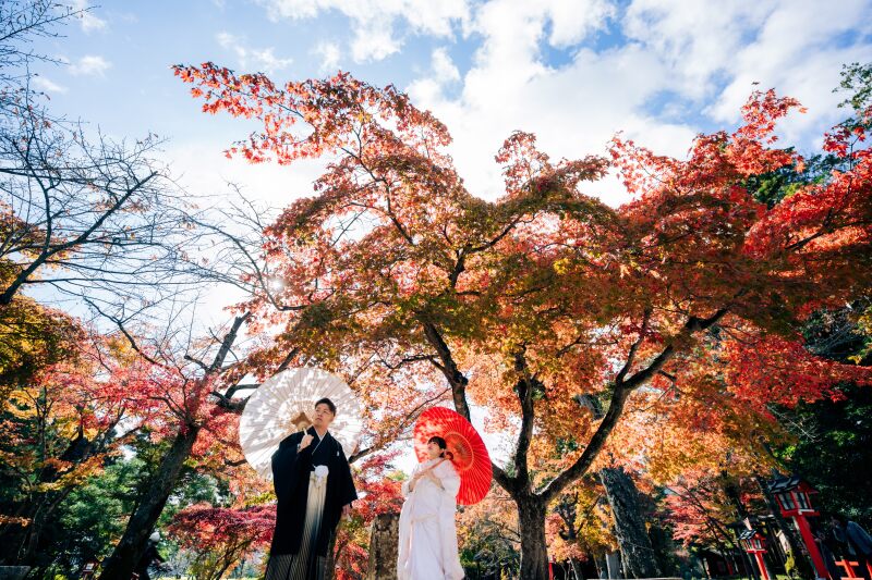 紅葉と青空に映える和装ロケーションフォト