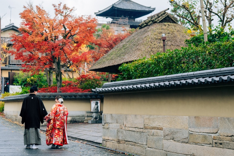紅葉と五重塔を望む東山でのひととき