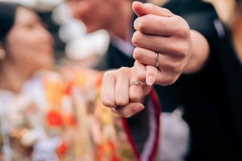 結婚指輪を見せる手元ショット