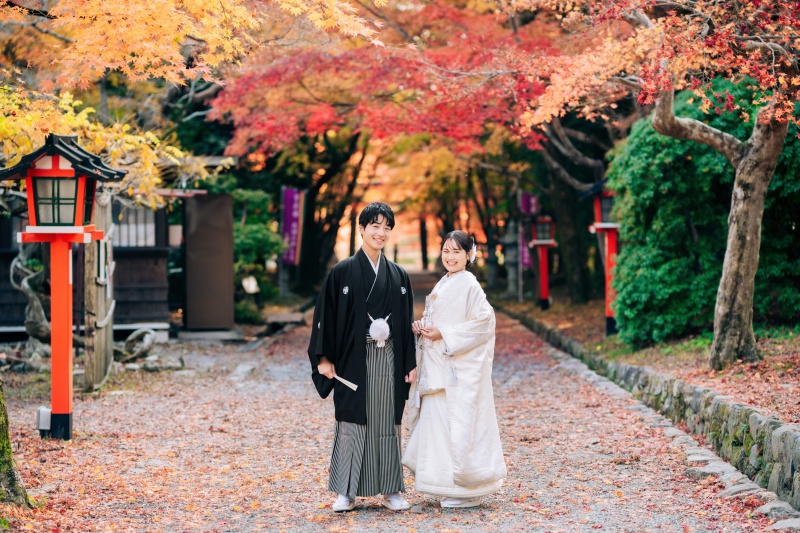 深まる秋の中で、並んで立つ時間