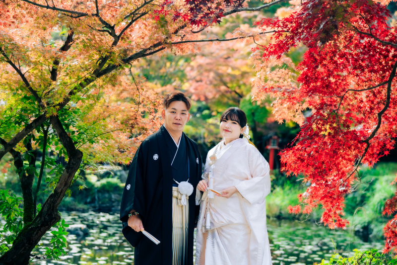 池と紅葉に囲まれて残す基本の和装姿