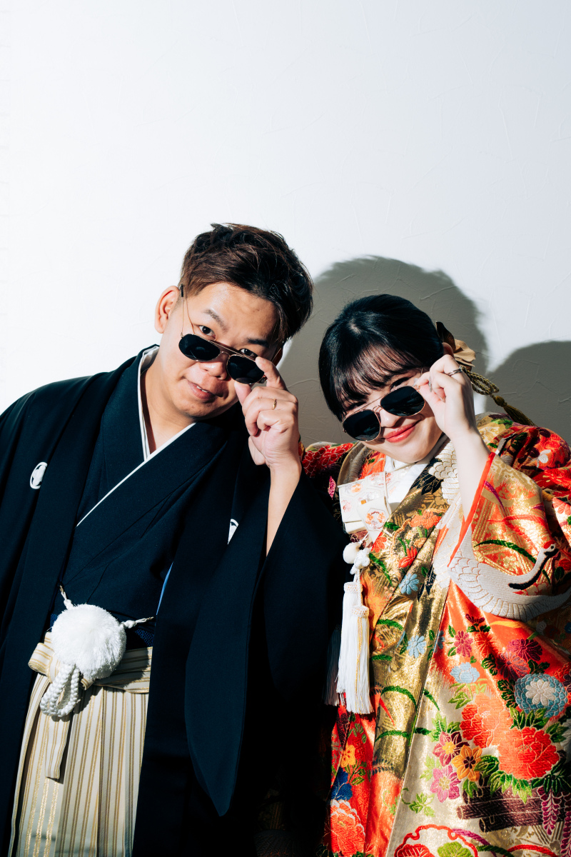 和装にサングラスを合わせた遊び心ある1枚