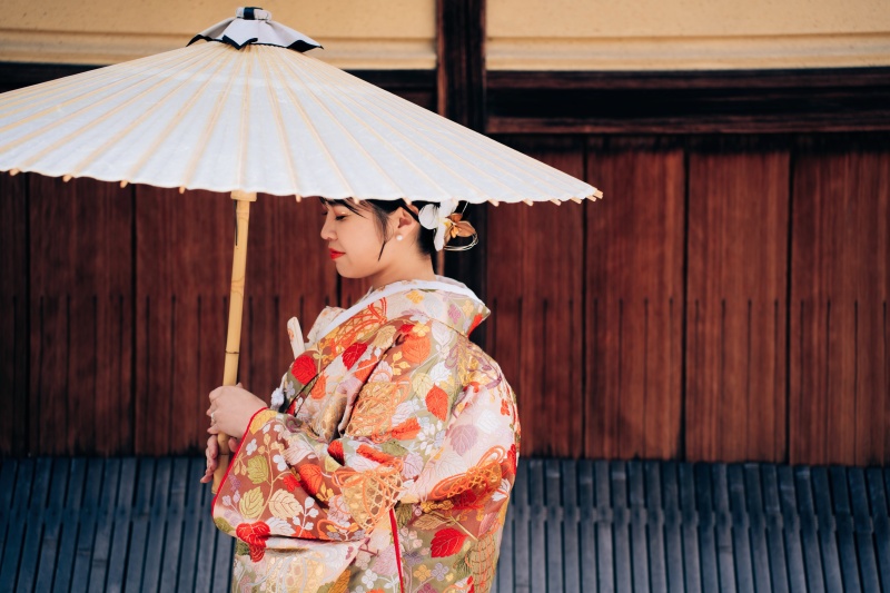 色打掛と和傘で残す、町家との京都らしい1枚
