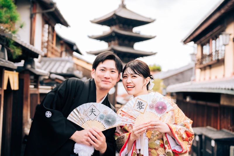 八坂の塔を背景に定番の扇子ショット