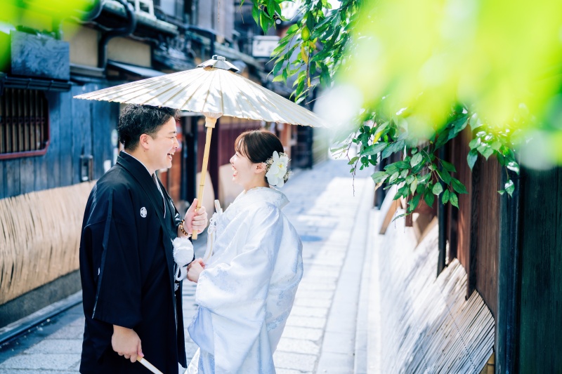 ふたりの笑顔が溢れる、京都の小路でのひととき