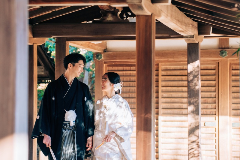 木漏れ日に包まれて微笑み合う新郎新婦様