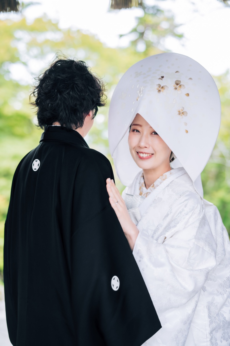 そっと振り返る、花嫁の笑顔