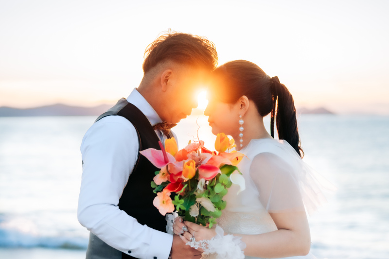 夕陽に包まれた海辺での壮大なサンセットフォト