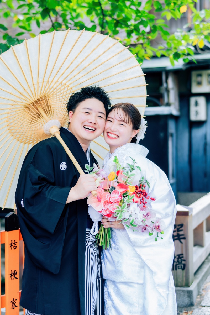 満開の笑顔とブーケで彩る、和装の特別な瞬間