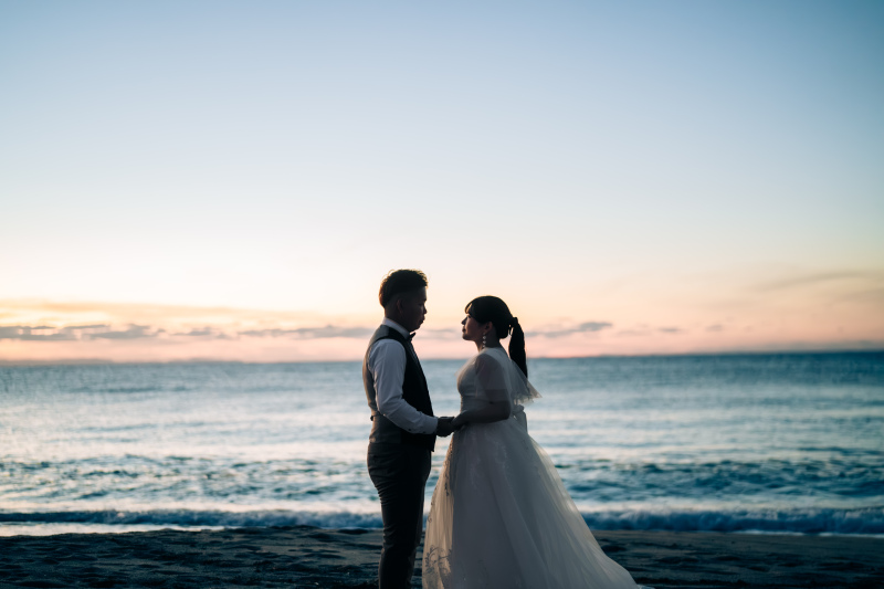 海辺と夕焼けに浮かぶシルエットが美しい1枚