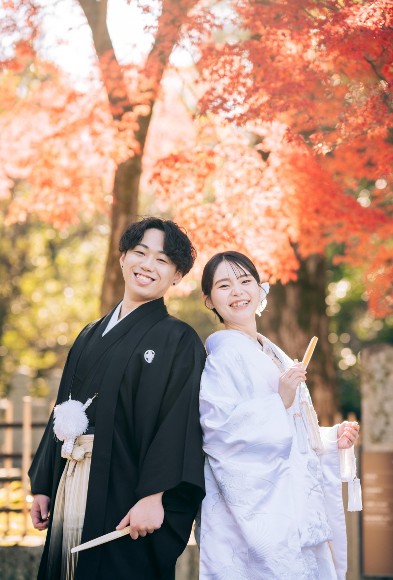 紅葉に包まれた自然体の笑顔